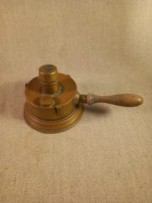 Ancien réchaud à alcool du XXe siècle, réchaud portatif en métal manche en bois - Photo 1/4