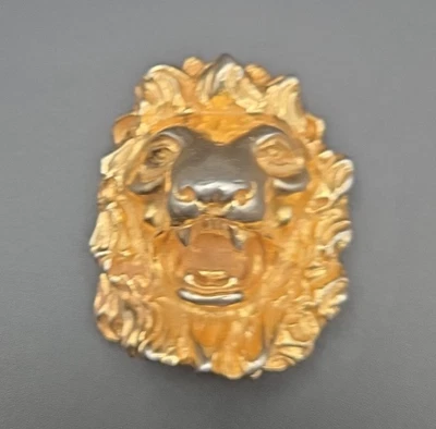 Hebilla de cinturón cabeza de león medallón dorado firmada por Judith Leiber Foto 1 de 4
