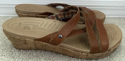 Sandalias sin cordones Crocs A Leigh marrón con tiras zapatos de cuña de corcho para mujer talla 8 Foto 1 de 4