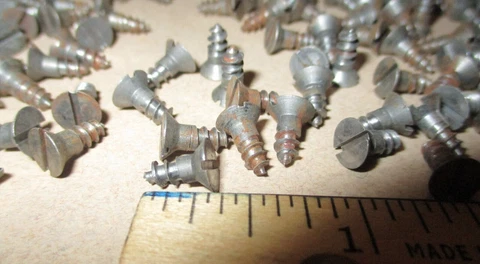 100  NEW-OLD STOCK, SLOTTED FLAT HEAD STEEL WOOD SCREWS, 5/16" LONG X #6 = 9/64" Cover