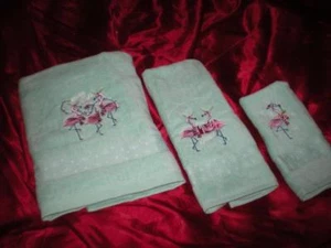 TROPICAL SANTA PINK FLAMINGOS in CHRISTMAS ATTIRE 3 PC GREEN BATH ROOM TOWEL SET - Picture 1 of 12