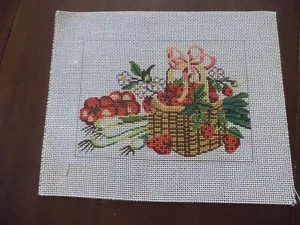 Needlepoint Canvas Small Basket of Strawberries - Imagen 1 de 3