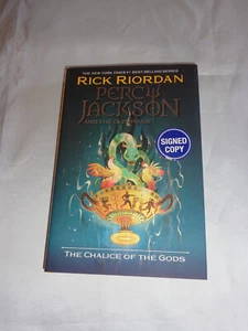 Percy Jackson The Chalice of the Gods Rick Riordan SIGNIERT 2021 1./1. HCDJ Neu! - Bild 1 von 4