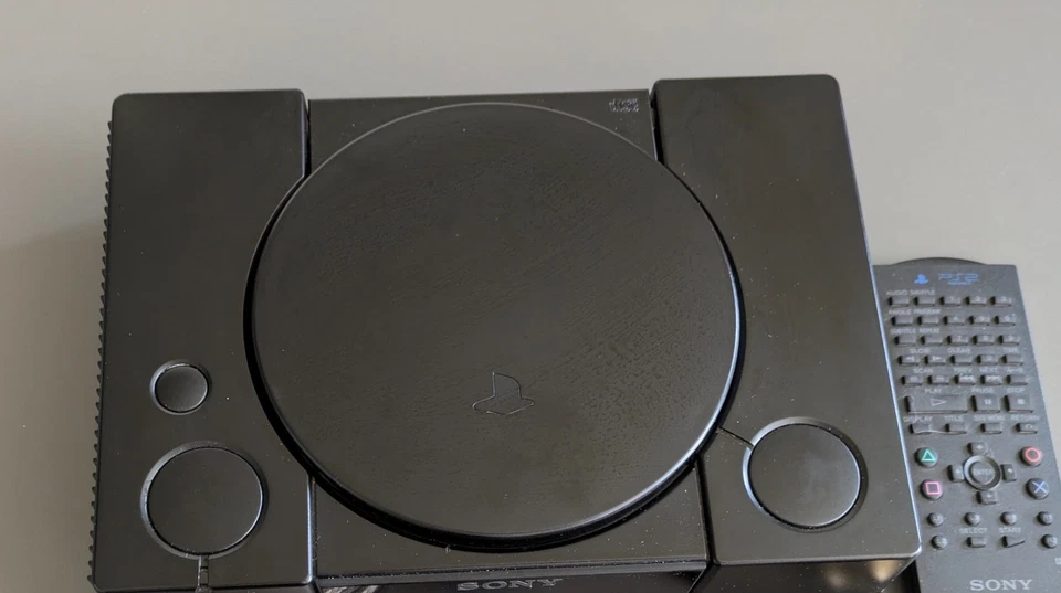 CD Player  Playstation 1000   1002 mit Fernbedienung PS 1 und Stromkabel - Bild 1 von 4