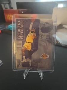 Inserto Frequent Flyers 2022-23 NBA Hoops LeBron James #6 Los Angeles Lakers 🐐� - Foto 1 di 2