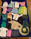 LOT VINTAGE DE VÊTEMENTS BARBIE, JUPES, HAUTS, LEVIS..20 PIÈCES LOT MIXTE