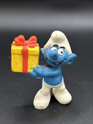 1996 SMURF HOLDING PRESENT VINTAGE PEYO 6 CM FIGURE MADE FOR MCDONALDS - Image 1 of 4