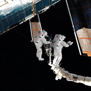 SM2: Hubble Weltraumteleskop Wartung HUBBLE MISSION 12X12 FOTOGRAFIE - Bild 1 von 1