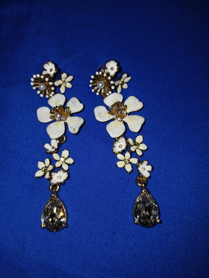 Pendientes de diseño oscar de la renta Foto 1 de 3