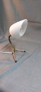 Lampe cocote tripode pied en laiton, tulipe verre opaline ,design 70