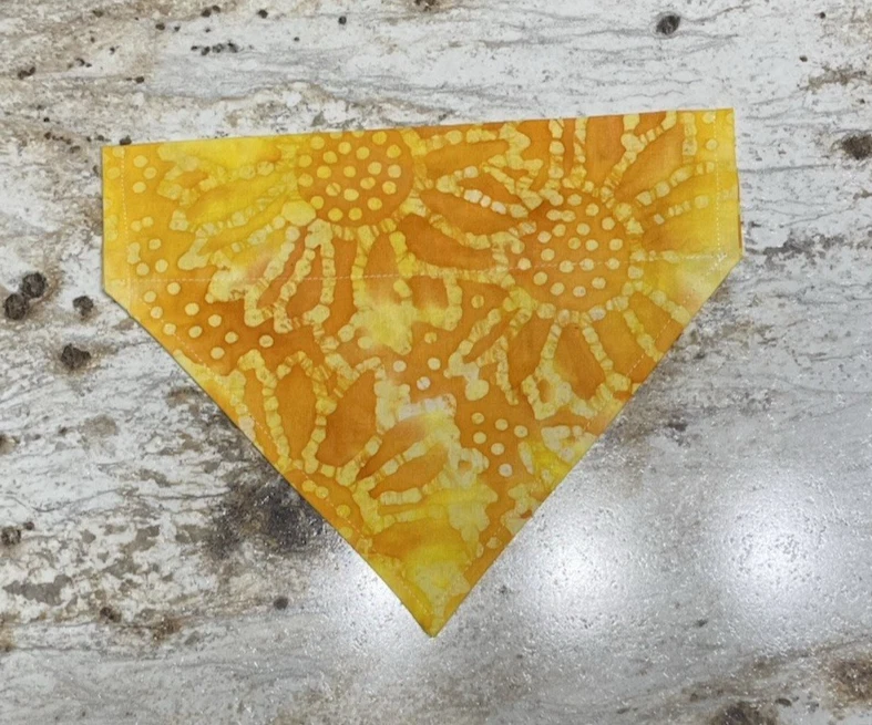 NUEVO sin etiquetas Bandana para perro mascota sobre el cuello amarillo tie-dye Foto 1 de 1