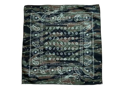 Máscara facial bandana de inspiración militar camuflada a rayas de tigre verde/negro militar Foto 1 de 4