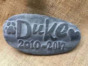 Piedra de memoria de mascotas hecha a mano piedra fecha pata perro gato corazón conejo personalizado - Imagen 1 de 2