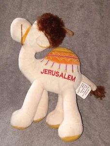 Linda muñeca de peluche camello con recuerdo de Jerusalén bordada debajo de la silla de montar - Imagen 1 de 5