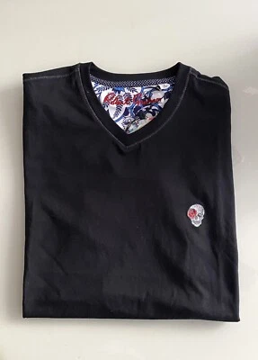 $98 NWT Robert Graham Kelso V-neck Tee Shirt Sz Small Black Cotton blend - Image 1 of 4
