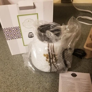 RETIRED Scentsy Lyrics Art Glass Warmer New With Original Paperwork - Picture 1 of 1