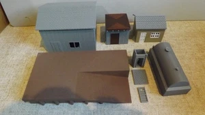 HO/OO SCALE - A SELECTION OF LINESIDE BUILDINGS & INFRASTRUCTURE INCLUDING SHEDS - Picture 1 of 9