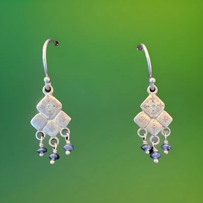 Pendientes araña de plata de ley, zafiro azul y diamantes de Adele Chefridi Foto 1 de 3