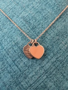 Collana Tiffany & Co. Return to Sterling Silver Rosa Doppio Cuore Piccolo Tag 16" - Foto 1 di 11