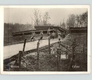 Soldados franceses en casas de troncos Primera Guerra Mundial 1918 Bosque de Parroy Francia Foto de prensa - Imagen 1 de 2