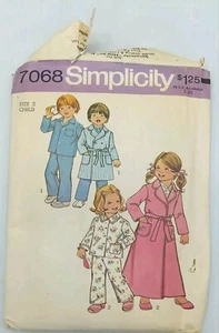 Patrón de costura Simplicity 7068 niño pequeño talla 2 pijama bata para niñas y niños sin cortar - Imagen 1 de 3