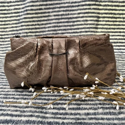 Bolso sin asas STELLA & DOT La Coco con cremallera y encanto bronce cuero metálico elegante Foto 1 de 4