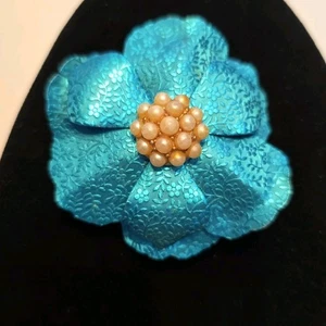 Vintage Metall große metallische blaue Blume BROSCHE Kunstperlen Floral Schmuck Pin - Bild 1 von 5
