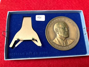 1973 GERALD R. FORD VICE PRESIDENT BRONZE MEDAL WITH STAND IN BOX - Picture 1 of 4