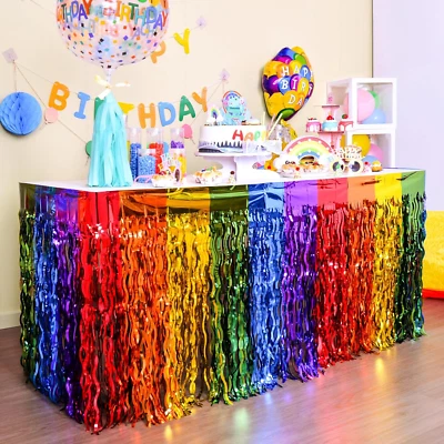 Decoraciones de fiesta arco iris, paquete de 2 faldas de mesa onduladas metálicas con flecos de oropel, Foto 1 de 4