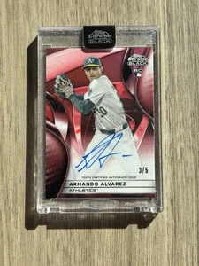 2025 Topps Cromo Nero Armando Alvarez /5 Auto Rosso Rookie Rifrattore Atletica - Foto 1 di 2