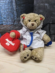 Oso de peluche rizado Build A Bear con abrigo médico kit médico etiquetas regalo 2011 - Imagen 1 de 24