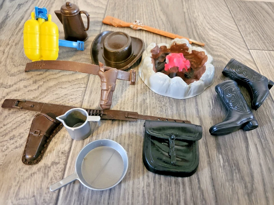 Lote de accesorios BIG JIM vintage años 70 botas de vaquero sombrero fogata etc Mattel Foto 1 de 4