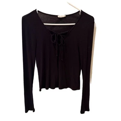 Camisa con corbata frontal cuello redondo acanalada negra inclinable completa para mujer talla pequeña” Foto 1 de 3