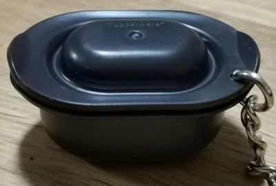 Tupperware Tupper Schlüsselanhänger Ultra Kasserolle Deckel öffnen Sammlerstück - Bild 1 von 3