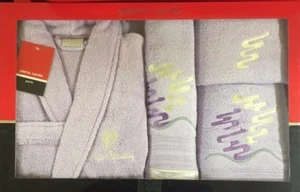 JUEGO DE TOALLAS ALBORNOZ DE LUJO PIERRE CARDIN 4 PIEZAS BORDADO LILA CREMA GARABATEANTE - Imagen 1 de 1