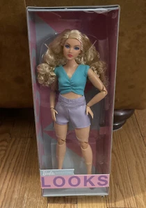 BARBIE Looks Puppe #16 Farben Block Outfit lockig blondes Haar gelenkt HJW83 NEU - Bild 1 von 3
