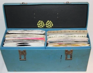 Lot of 91 45rpm Vinyl Single Records 70s 80s 90s plus Fine Tone 1401 Case 100+ - Picture 1 of 21