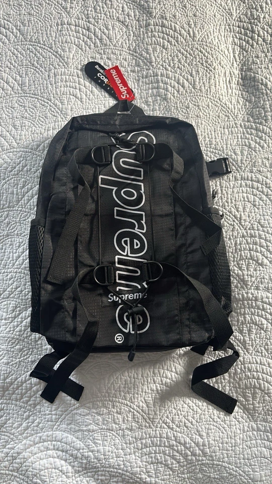 Mochila mediana Supreme negra Foto 1 de 3