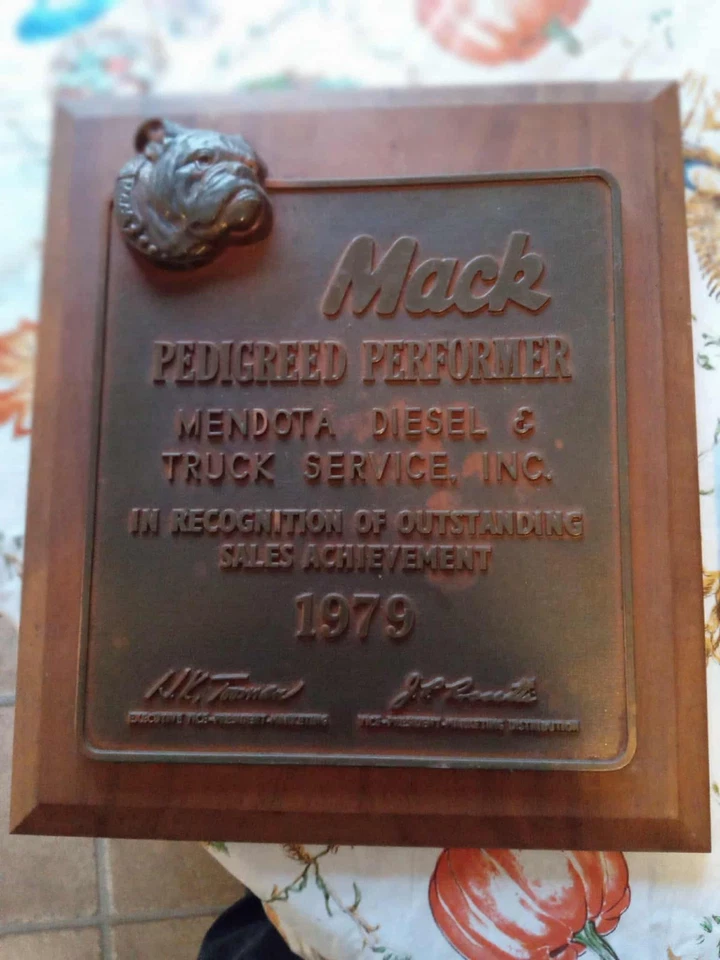 老式 1979 年 Mack 卡车斗牛犬展示墙板 — 第 1/1 张图片