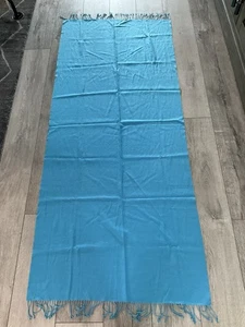 Bufanda azul con flecos. Pashmina Cashmere-Feel. 72”x32”. Excelente estado. - Imagen 1 de 4