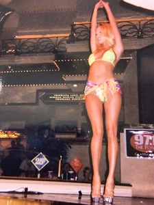 (Kf) FOUND PHOTO Photograph 4x6 Color Beautiful Bikini Contest Tropicana Sexy - Picture 1 of 4