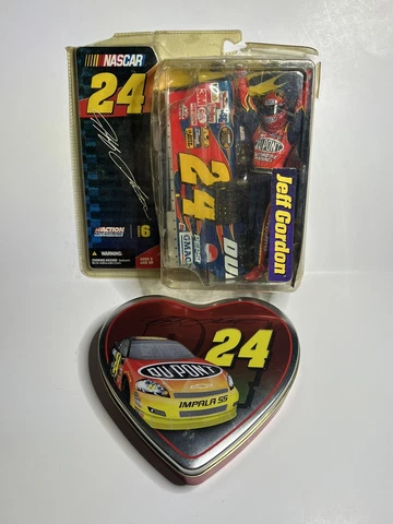 Jeff Gordon NASCAR 2005 Action Figure with Drivers Side Door Panel + Collec. tin Cover