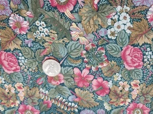 TELA DE ALGODÓN - FLORES ROSAS, MORADAS Y BLANCAS SOBRE VERDE POR KESSLERS CONCORD BTY - Imagen 1 de 2