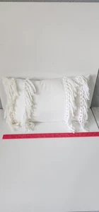 Weiches weißes Fransen Dekokissen - Bild 1 von 3