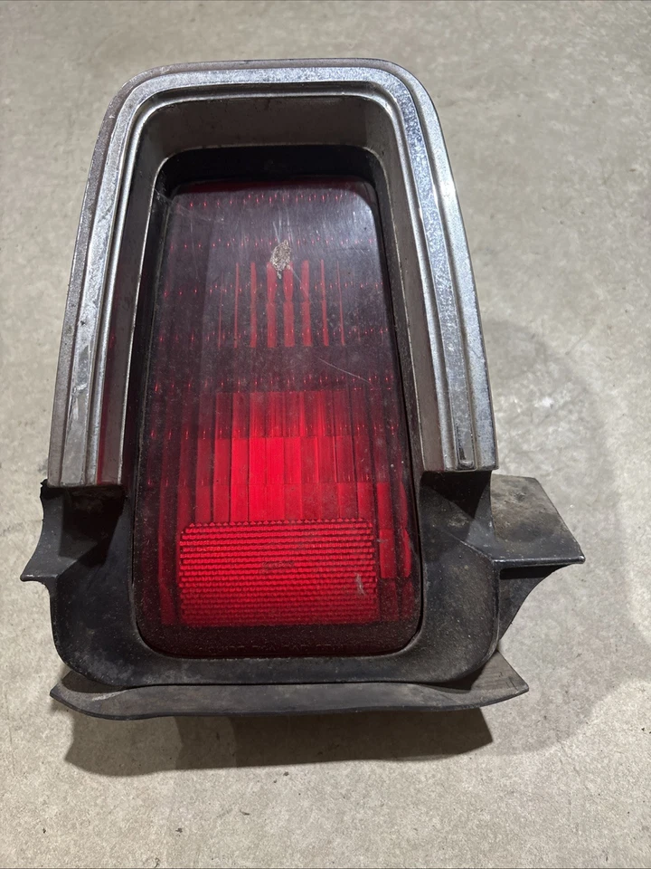 Oldsmobile Olds Cutlass Supreme 442 1969 luz trasera izquierda izquierda izquierda lado del conductor usada OEM Foto 1 de 4