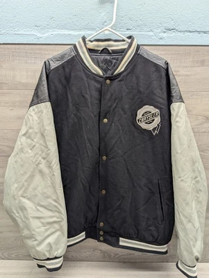 Chaqueta Chrysler de Colección de Cuero Sintético - Talla XL Negra y Gris - Bordada Universitaria Foto 1 de 4
