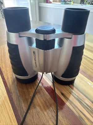 Binoculares recubiertos UV Emerson con bolsa protectora óptica color rubí Foto 1 de 4