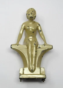 Nuart Creations NYC um 1928 Akt Nymphe junge Dame sitzend auf Sockel Topper Metall - Bild 1 von 9