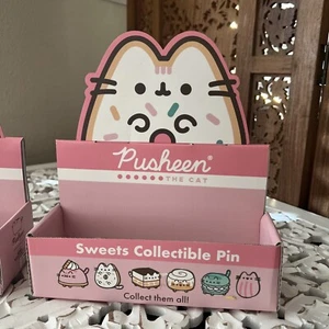 Pusheen El Gato Dulces Coleccionable Pin Cartón Soporte de Exhibición CAJA SOLO 10 pulgadas - Imagen 1 de 3