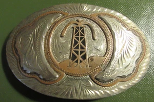 Hebilla de cinturón vintage grande de placa plateada Derrick Gusher de pozo de aceite - Imagen 1 de 2